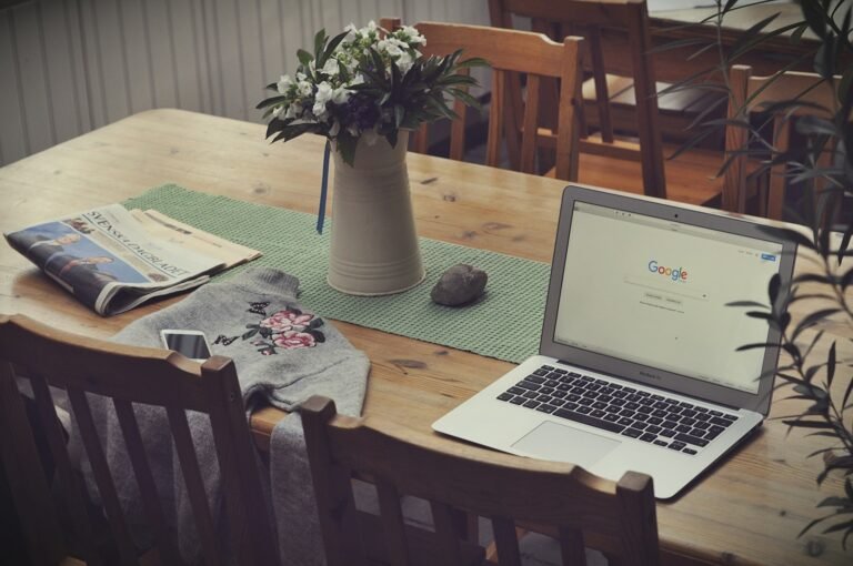 Notebook na stole s přístupem k internetu díky Starlinku.