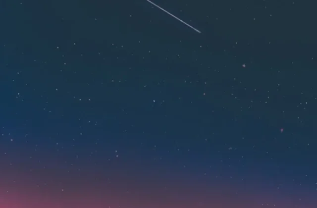 Padající hvězdy na obloze. Ilustrativní fotka k půjčovně Starlink