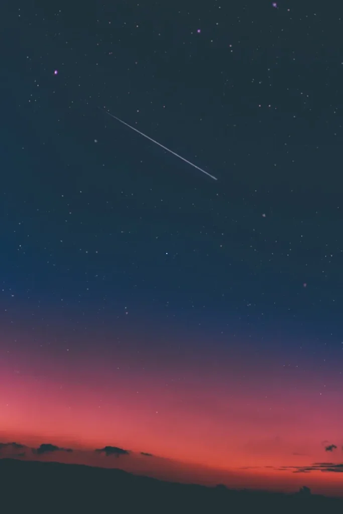 Padající hvězdy na obloze. Ilustrativní fotka k půjčovně Starlink