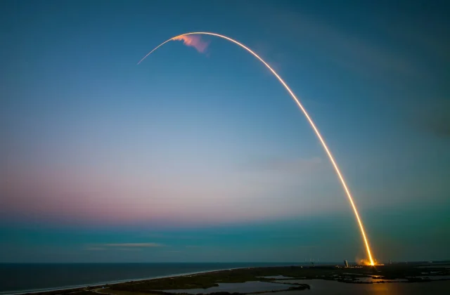 Start rakety Falcon 9 s družicemi Starlink 11-18 od SpaceX na noční obloze