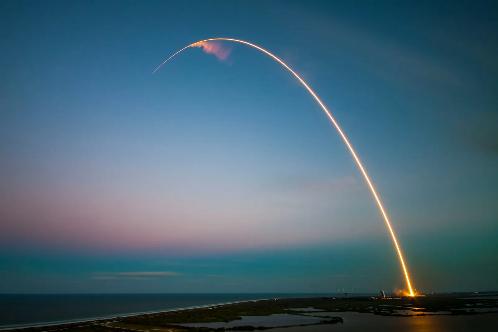 Start rakety Falcon 9 s družicemi Starlink 11-18 od SpaceX na noční obloze