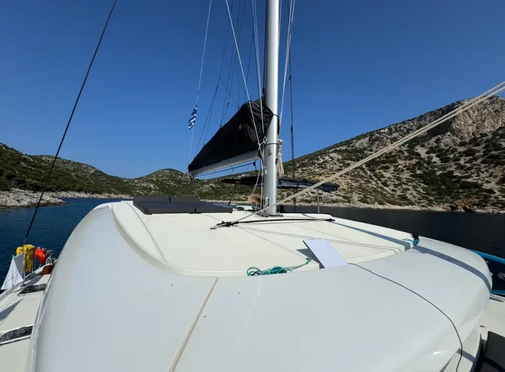 Starlink Mini satelitní anténa na palubě katamaránu v Řecku, přenosný internet na moři