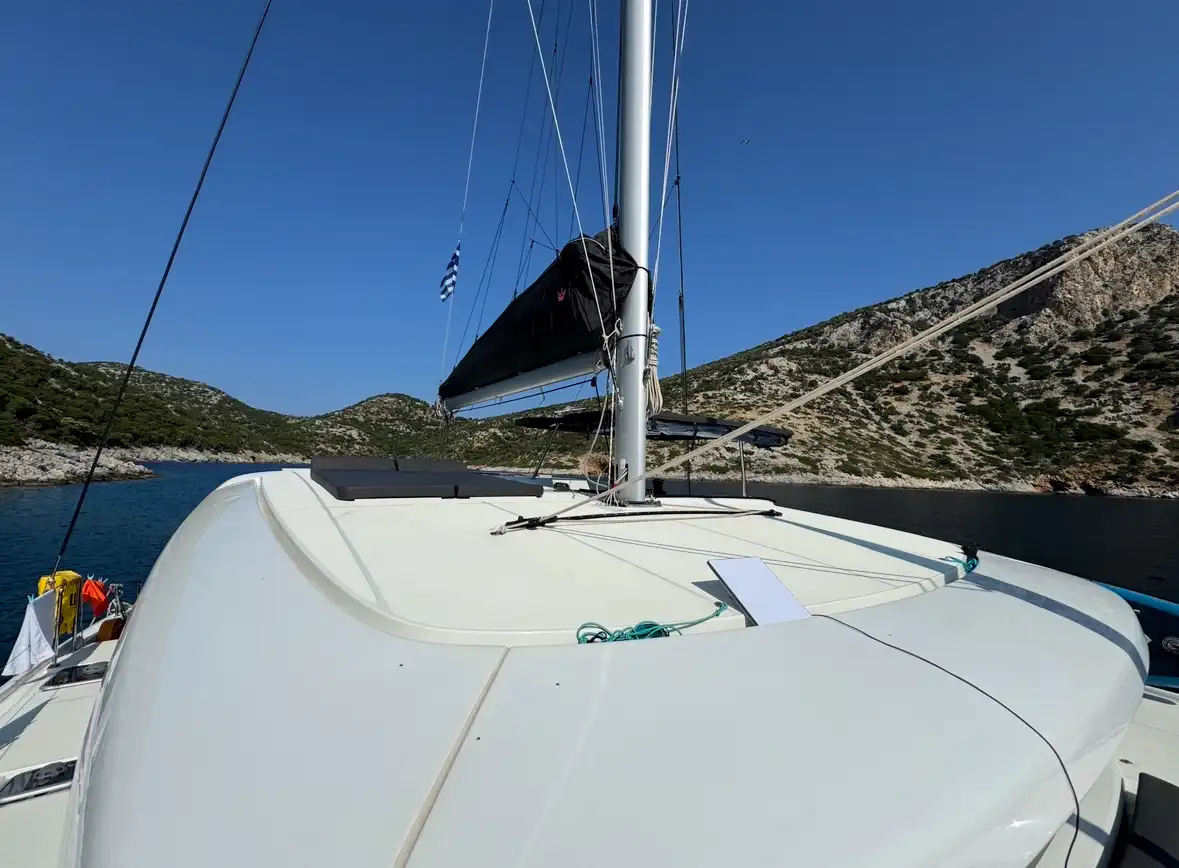 Starlink Mini satelitní anténa na palubě katamaránu v Řecku, přenosný internet na moři