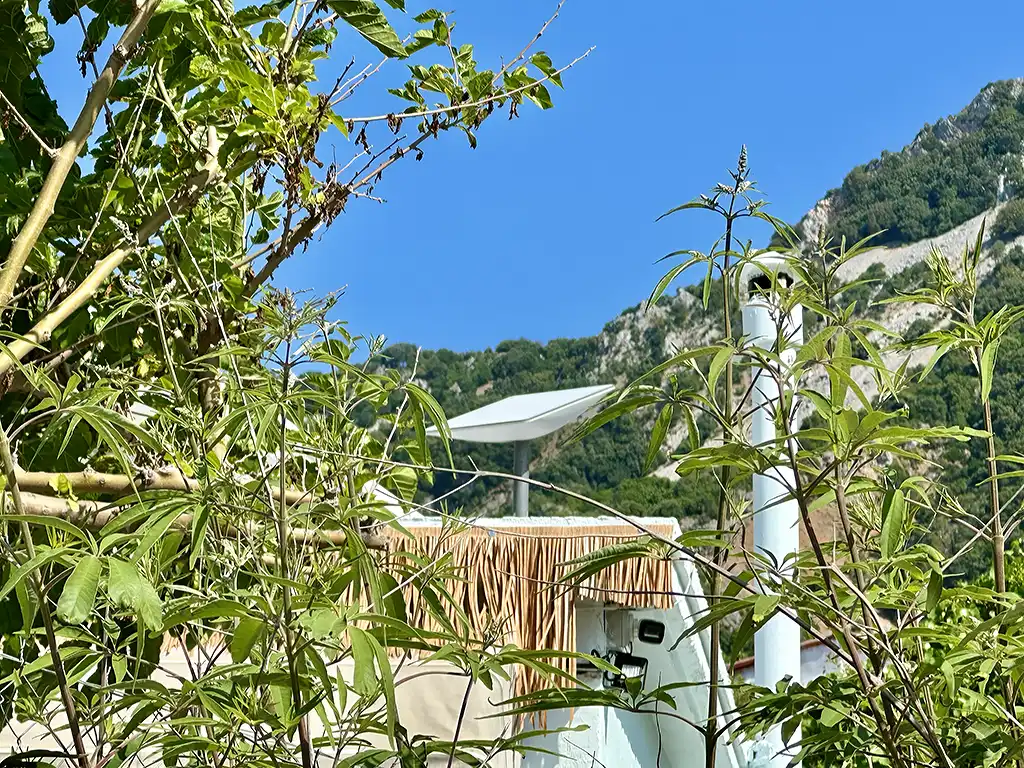 Starlink Standard satelitní anténa instalovaná v přírodě pod horami